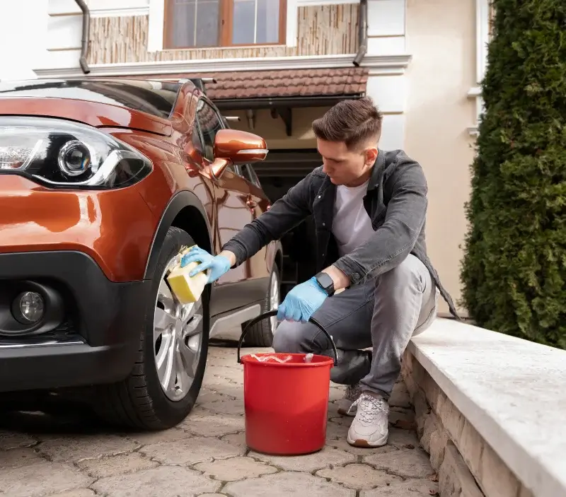Lavage auto à domicile Chailland : professionnel intervenant sur un véhicule
